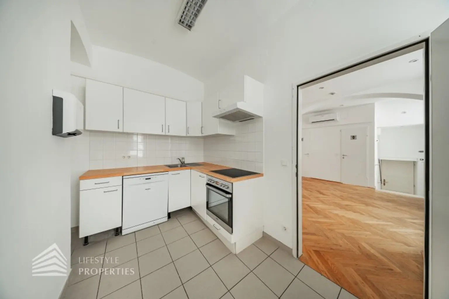 Geräumiges 5-Zimmer Altbau Büro in Toplage