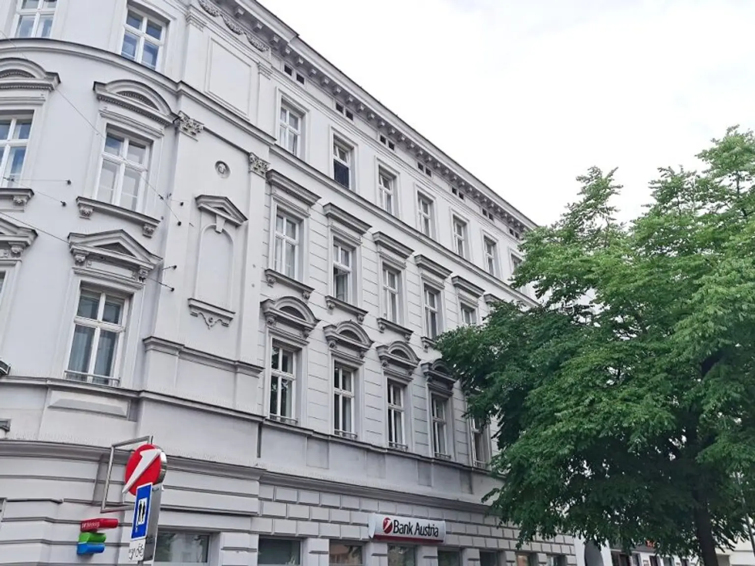 SIEBENBRUNNENPLATZ, gepflegte 85 m2 Altbau, 3 Zimmer, Küche, Wannenbad, Parketten, WG-geeignet, Reinprechtsdorfer Straße