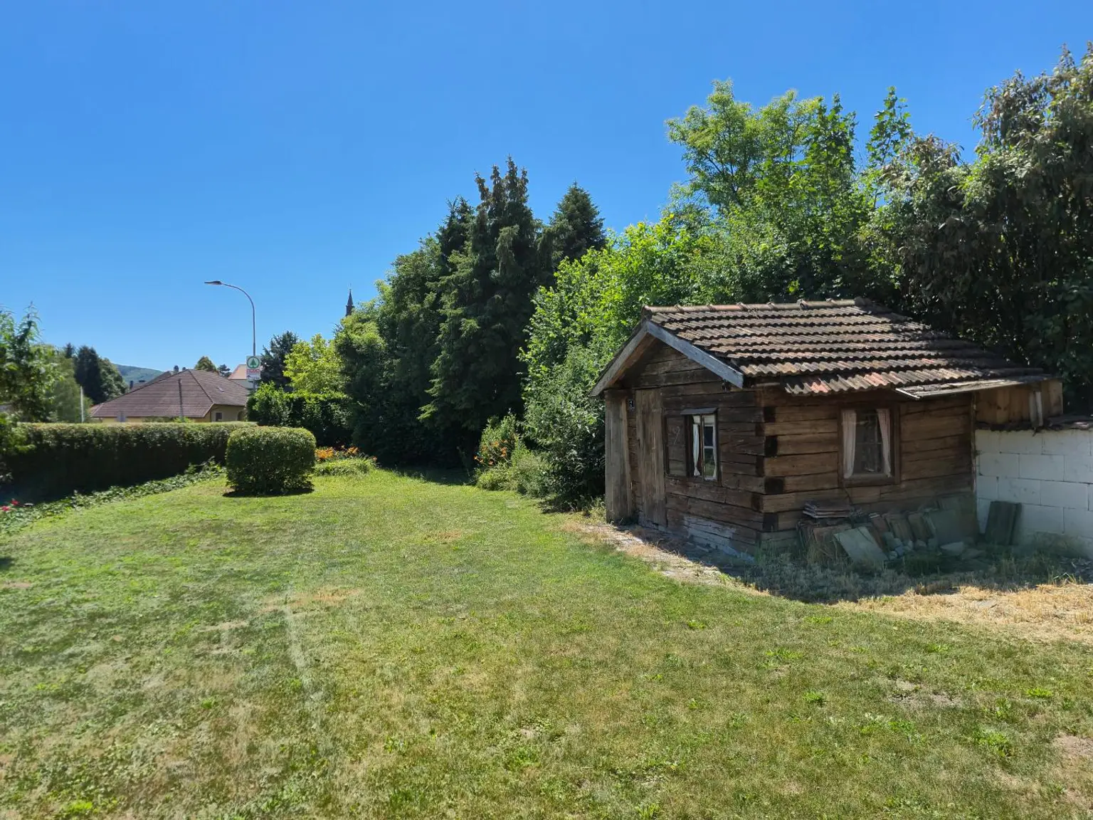 Garten mit Blockhaus