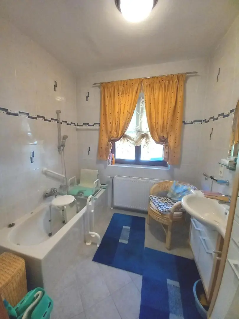 LANDHAUS MIT GROSSEM, SONNIGEN GRUND AM WALDRAND