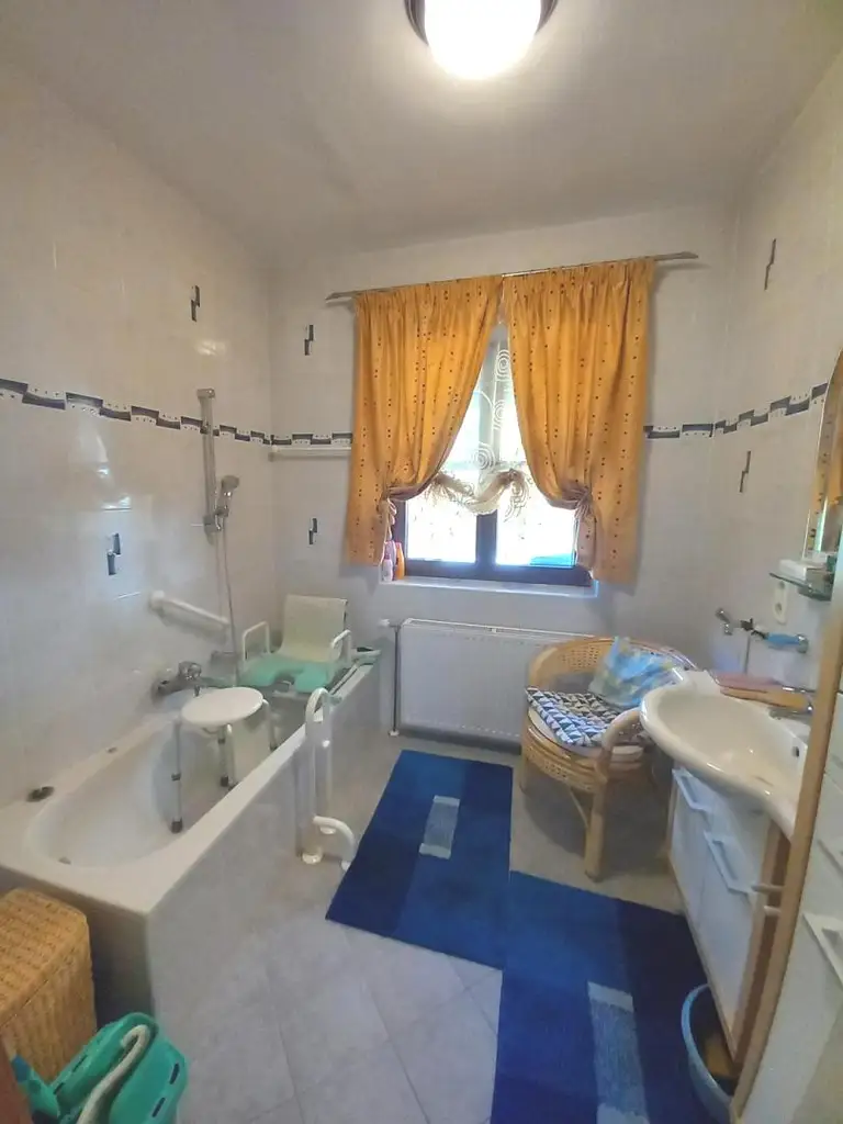 LANDHAUS MIT GROSSEM, SONNIGEN GRUND AM WALDRAND