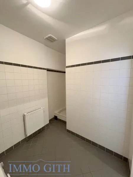 UNBEFRISTETE, GEPFLEGTE 1,5 ZIMMER-WOHNUNG MIT GEMEINSCHAFTSTERRASSE ZU MIETEN!