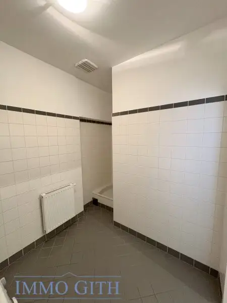 UNBEFRISTETE, GEPFLEGTE 1,5 ZIMMER-WOHNUNG MIT GEMEINSCHAFTSTERRASSE ZU MIETEN!
