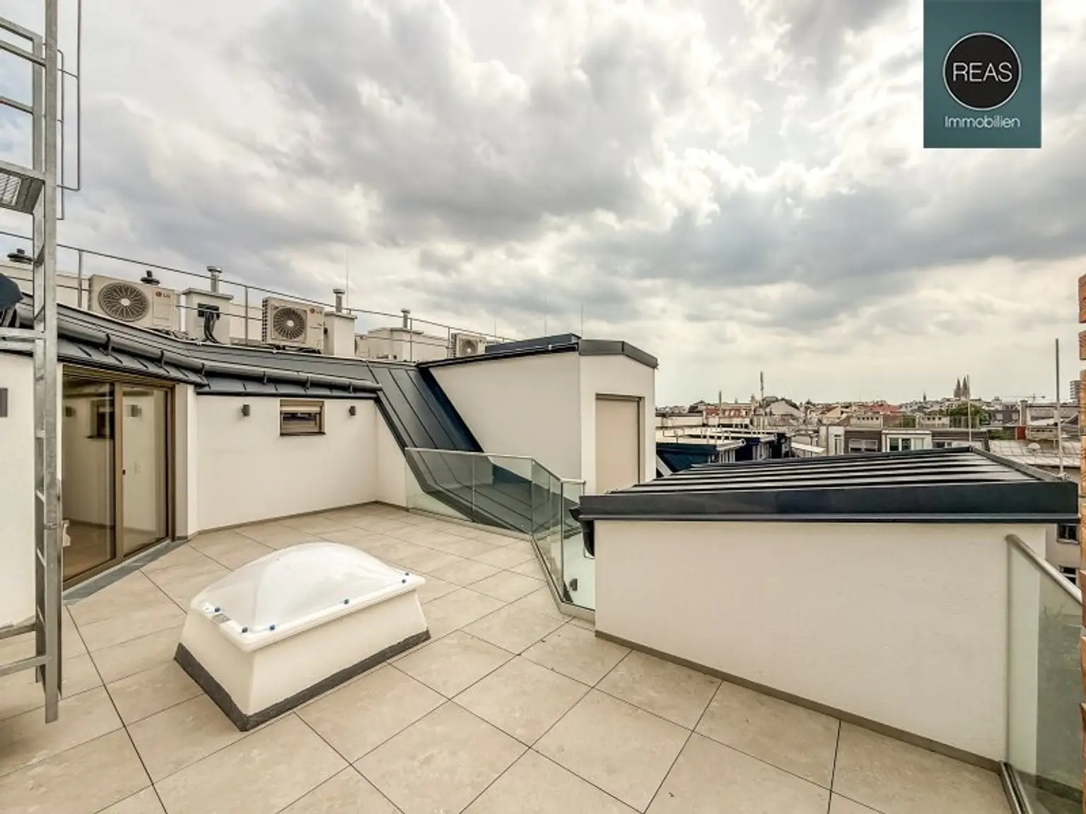 Elevate 1090 – Erstbezug: Dachgeschoss - Maisonette Wohnung (klimatisiert) mit großer Dachterrasse nahe U6 Alser Straße, AKH!