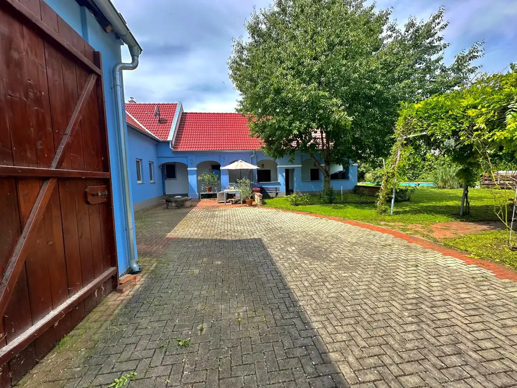 Exklusives Landhaus: Historie, Wellness & kristallklarer Salzwasser-Naturpool