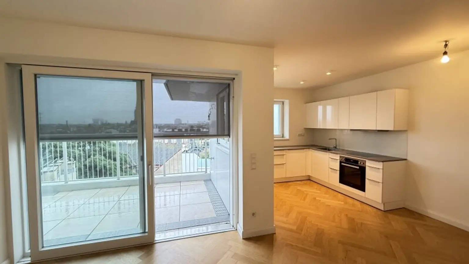 URANIA: 3 Zimmer mit hofseitiger Terrasse in Ruhelage: Luxus pur in Citynähe