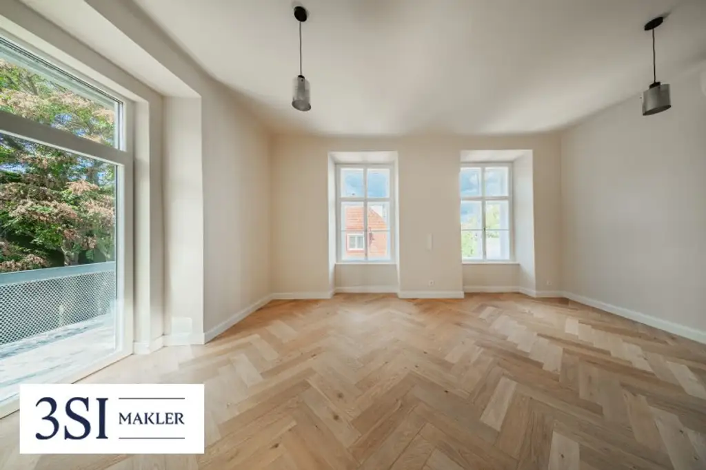 Wohnen beim Schloss Belvedere: Klimatisierter Erstbezug im Stilaltbau mit 2 Balkonen!