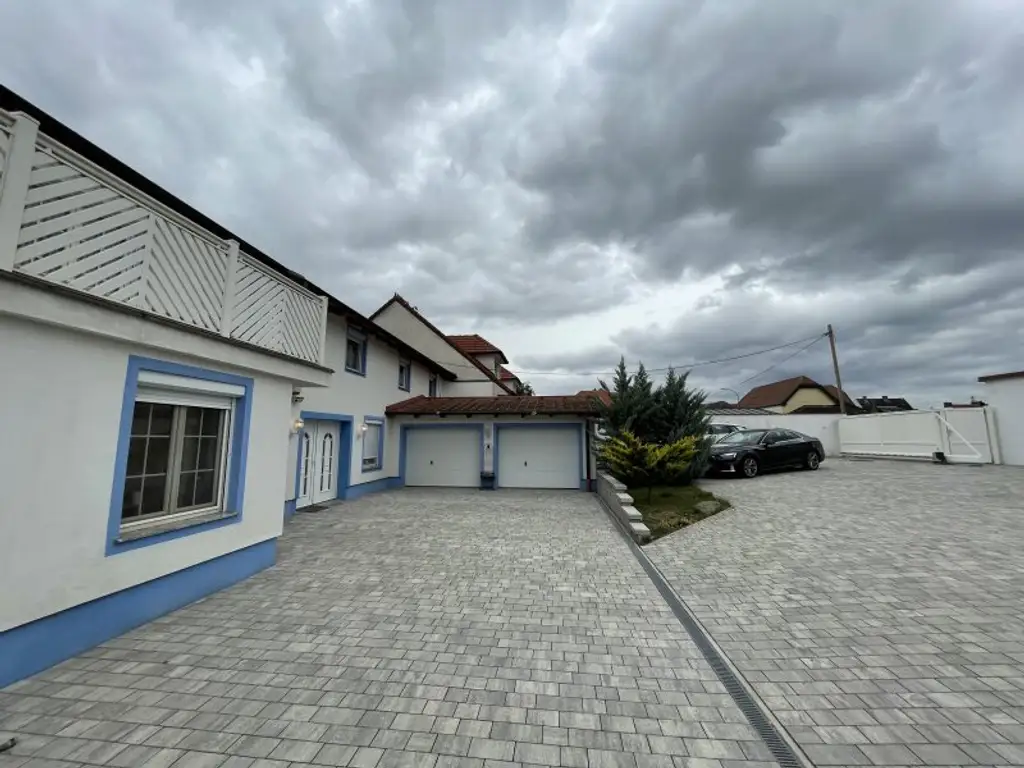 TOP-LIEGENSCHAFT MIT LUXUIÖSEM HAUS UND 2.568 m² GRUND - GRÜNRUHELAGE!
