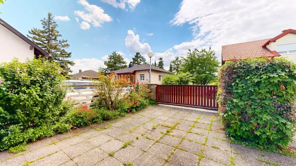 Bemerkenswertes Einfamilienhaus mit viel Entwicklungsmöglichkeit | Pool | Sauna | großer Garten