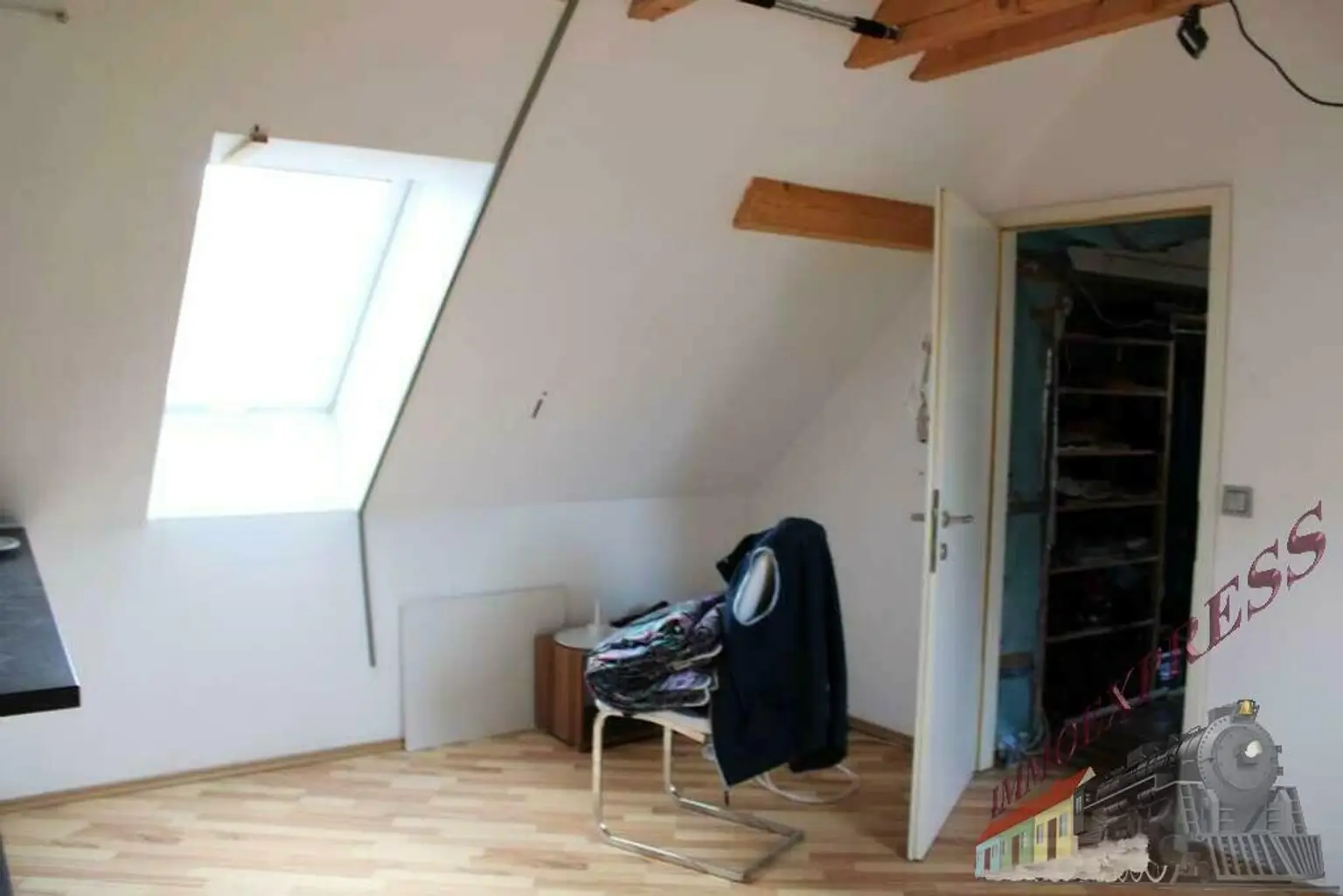 Ein-/ Zweifamilienhaus mit viel Potential - 3 Garagen - 1.368 m² - getrennte Eingänge