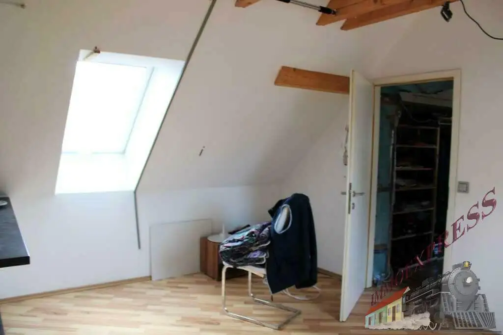 Ein-/ Zweifamilienhaus mit viel Potential - 3 Garagen - 1.368 m² - getrennte Eingänge