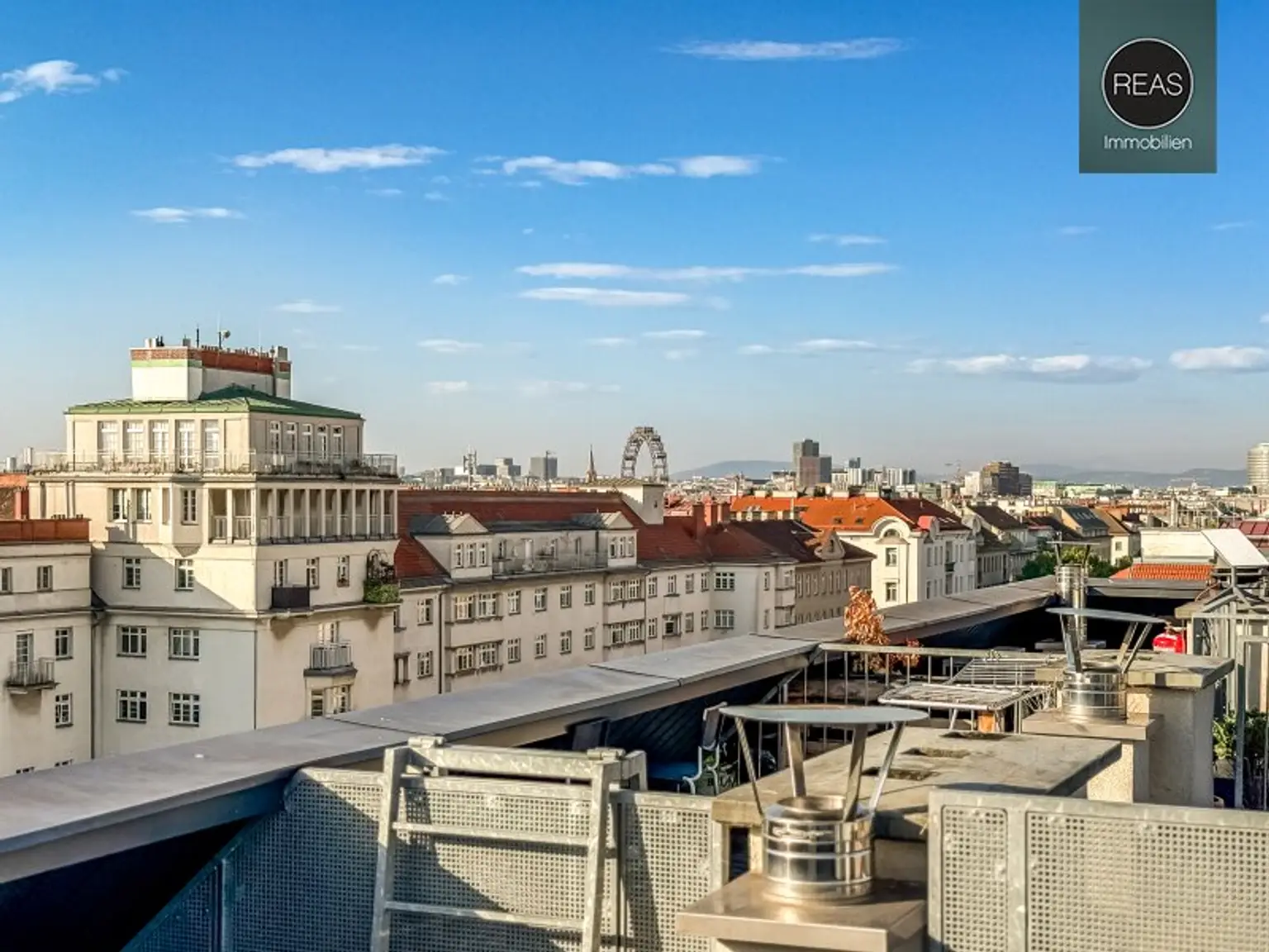 Provisionsfrei: Klimatisierte Dachgeschoss Maisonette mit 2 Terrassen und Kamin nahe Uno City!