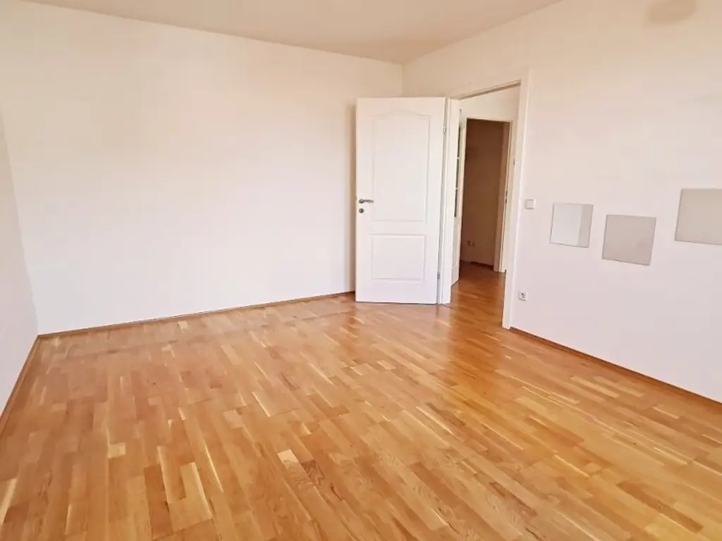 NASCHMARKT-NÄHE, 62 m2 Dachgeschoß, 2 Zimmer, Küche, Wannenbad, Parketten, U4-Nähe, Kettenbrückengasse