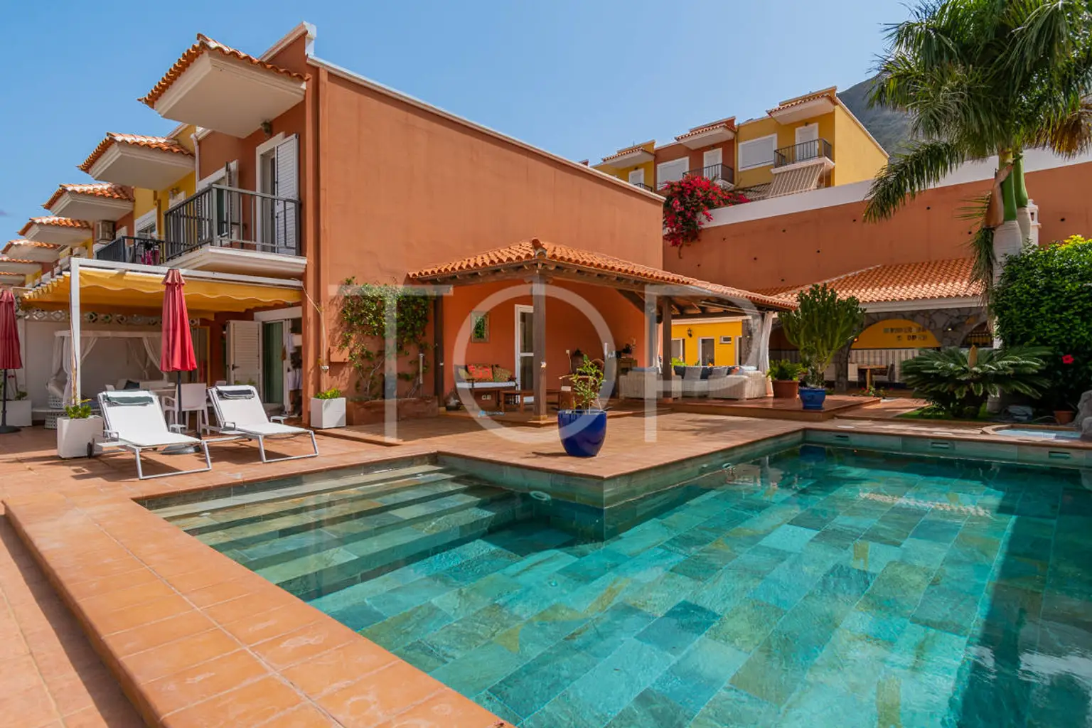 Adosado con vistas panorámicas al mar y piscina privada en zona privilegiada de Roque del Conde