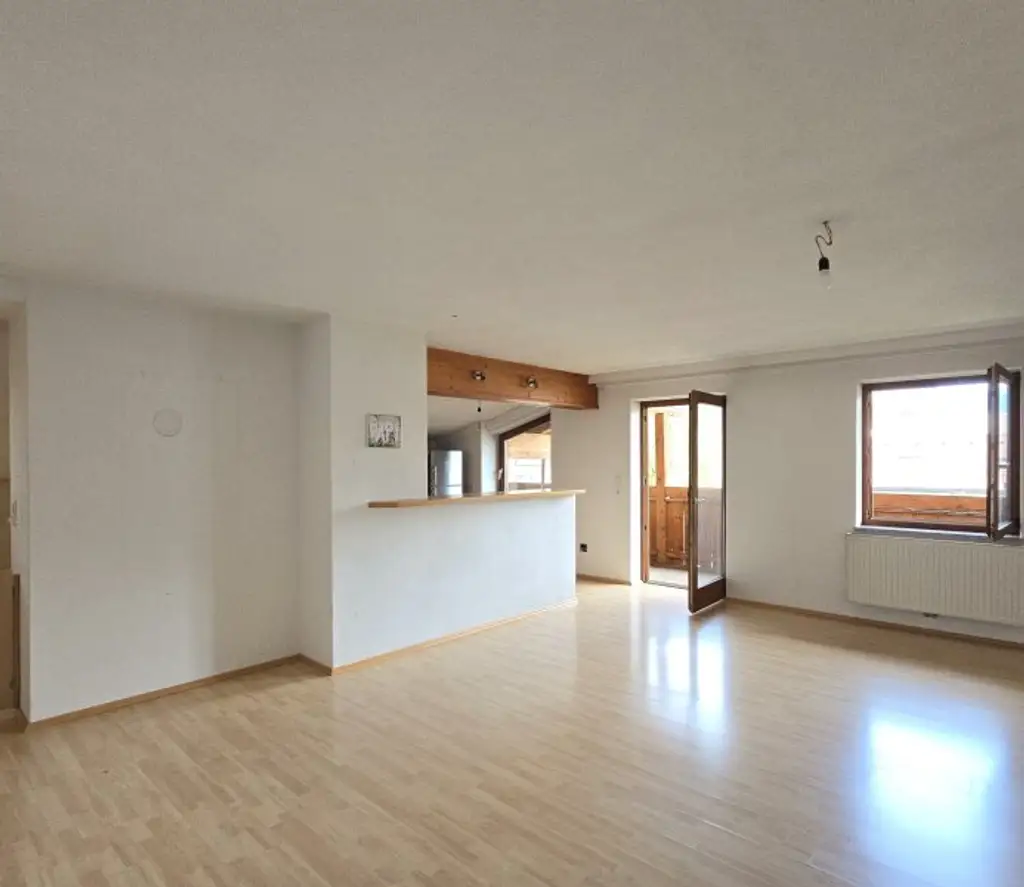 Fügen - großzügige 4 Zimmerwohnung im Dornröschenschlaf