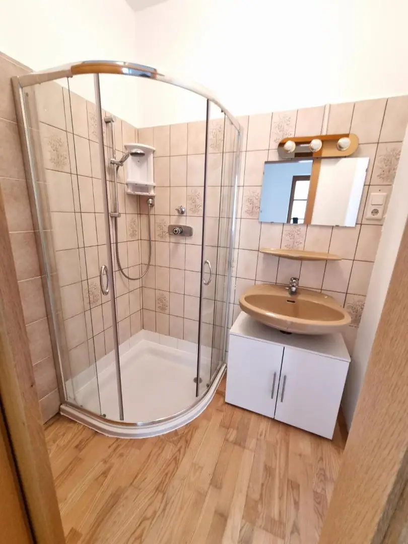 Helle 2-Zimmer-Terrassen-Wohnung mit allg. Garten!