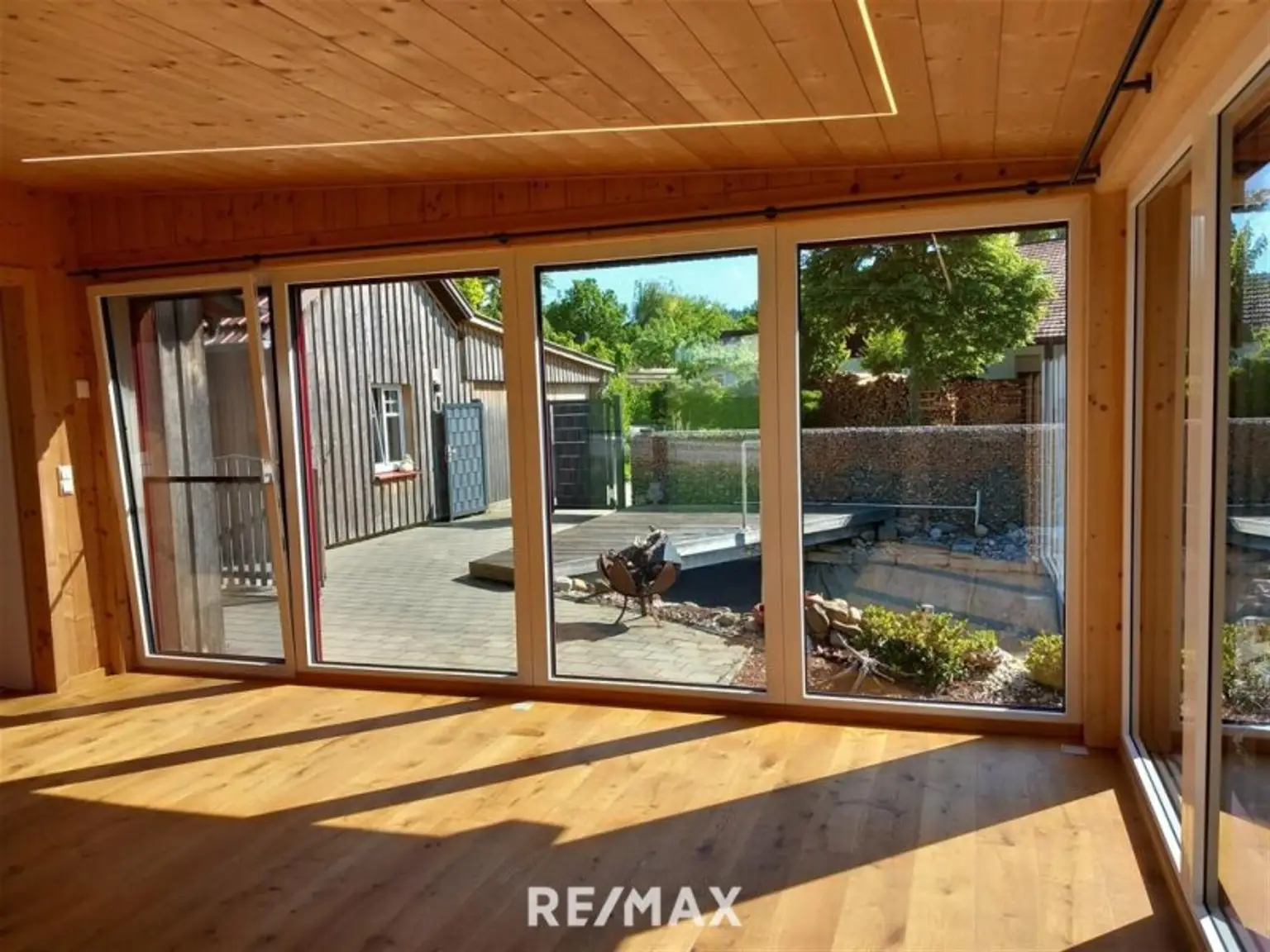 Wintergarten mit Blick auf Naturteich