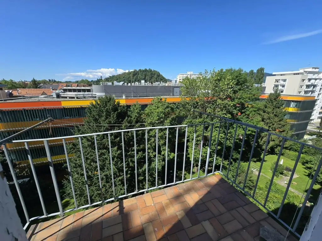 Wunderschöne Altbauwohnung mit Blick ins Grüne!
