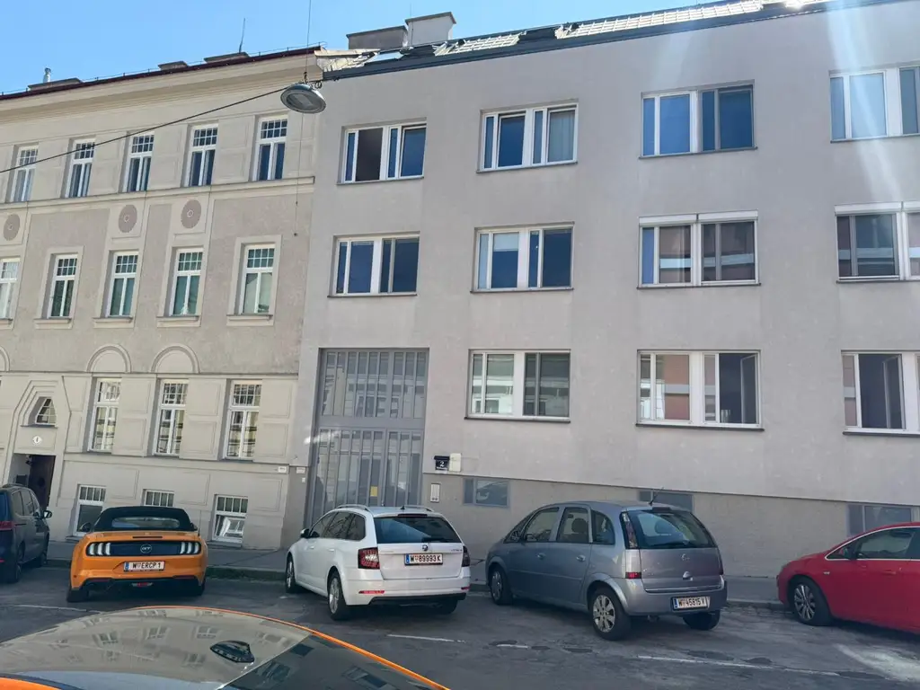 Top sanierte Dachgeschosswohnung in 1180 Wien – ideal für Singles & Paare