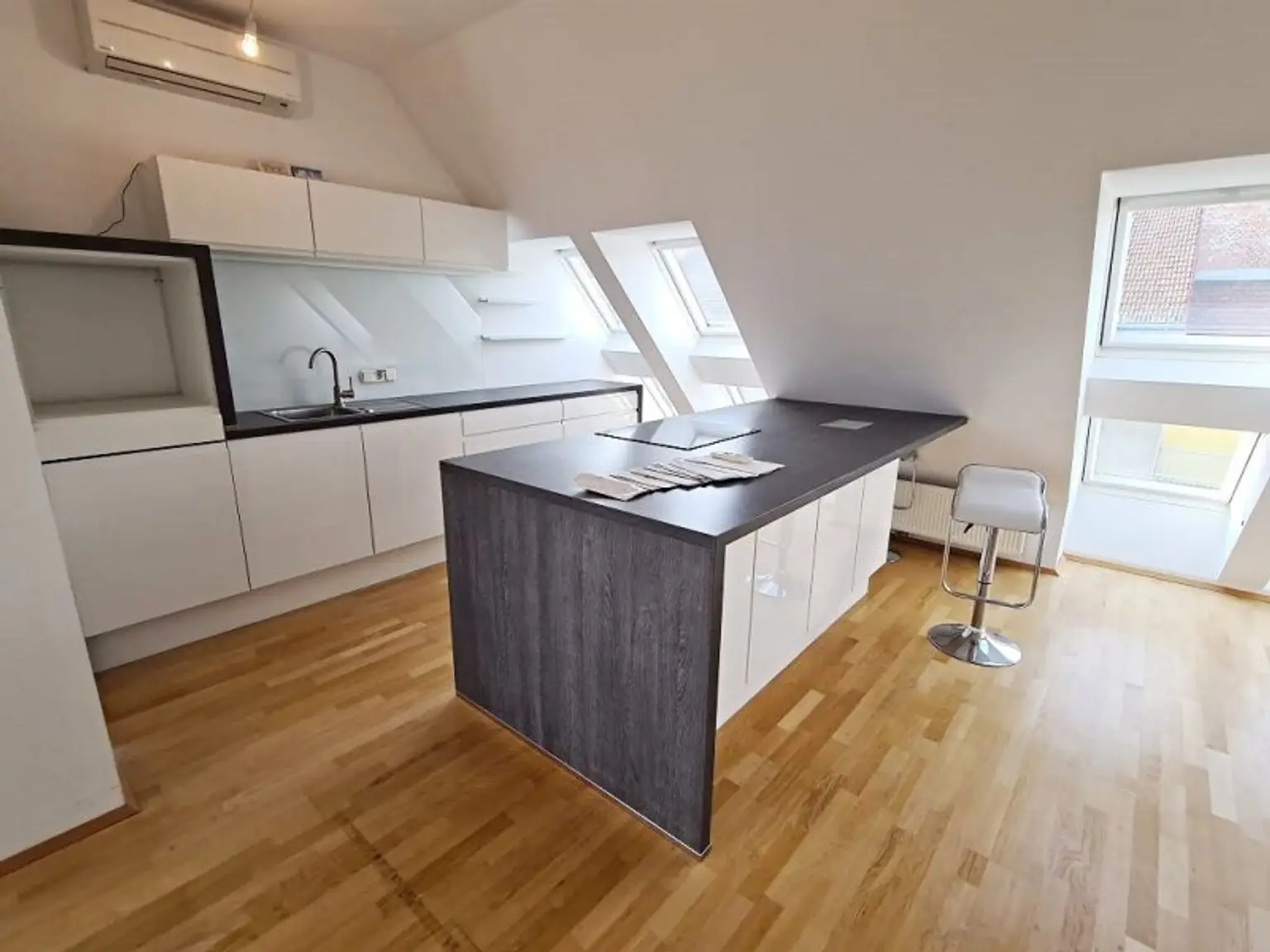 TERRASSENHIT, DACHGESCHOSS, 138 m2 Maisonette mit 45 m2 Terrasse, 3 Zimmer, Wohnküche, Wannenbad, Rembrandtstraße