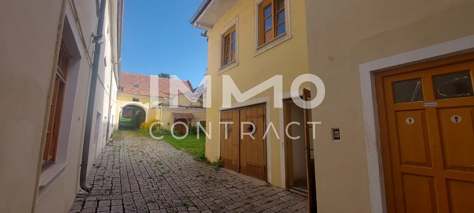 WOHN-UND GESCHÄFTSHAUS AUS DEM 16. JAHRHUNDERT IM HERZEN VON LANGENLOIS 
100 m Kellerröhre, Nebengebäude, Innenhof, Geschäftslokale, usw.