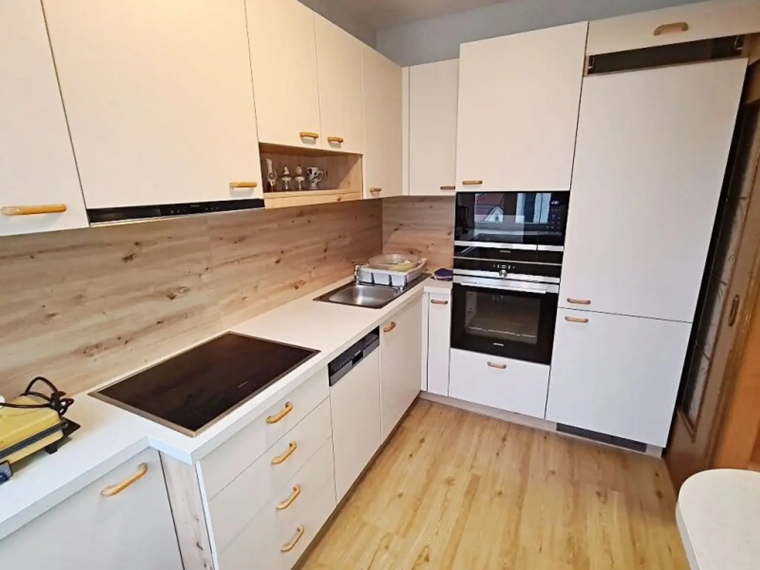 FAMILIENHIT, ENKPLATZ, gepflegte 113 m2 Neubau mit Loggia, 4 Zimmer, Küche, 2 Bäder, teilmöbliert, 3. Liftstock, U3-Nähe