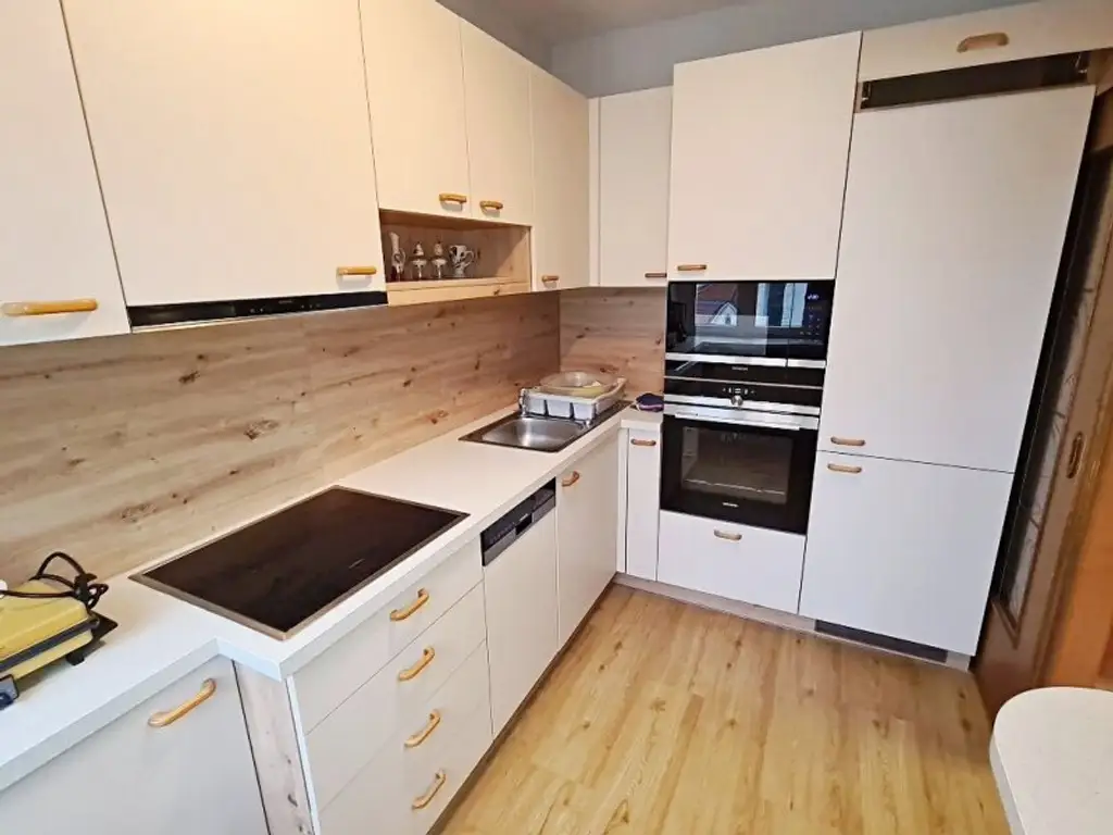 FAMILIENHIT, ENKPLATZ, gepflegte 113 m2 Neubau mit Loggia, 4 Zimmer, Küche, 2 Bäder, teilmöbliert, 3. Liftstock, U3-Nähe