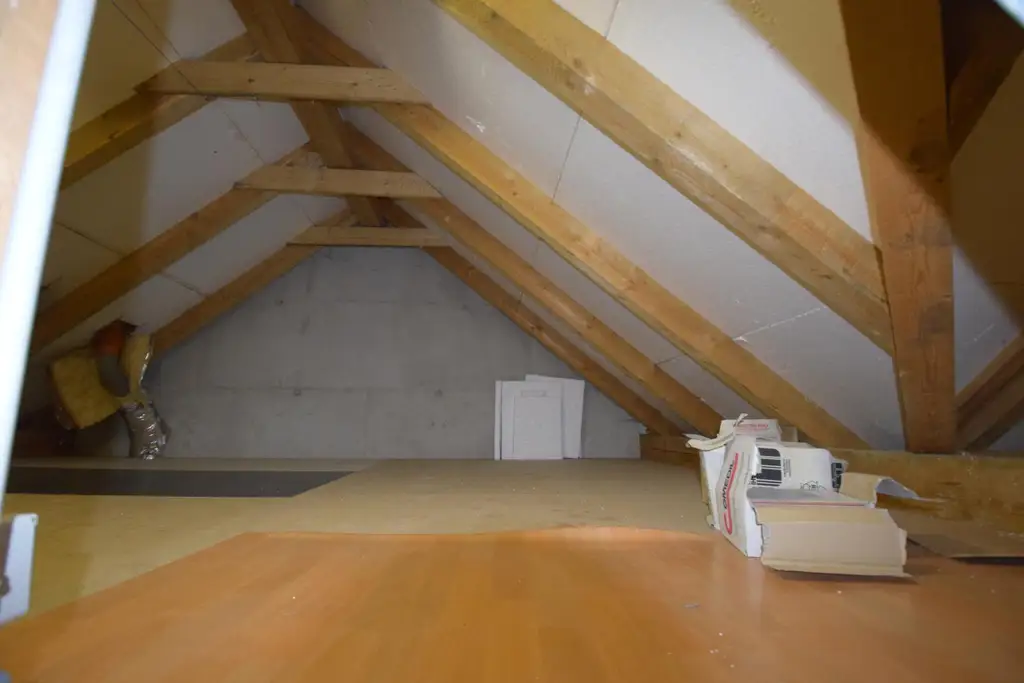 Platzwunder: Wohnung mit Eigengarten, 2 Parkplätzen, Keller & Dachboden