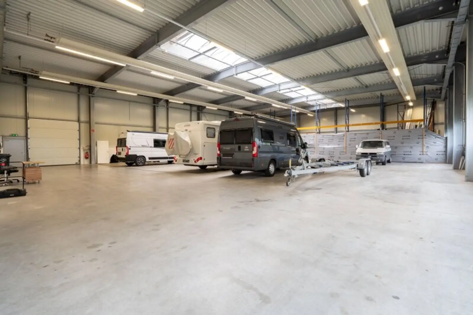 Moderne Gewerbehalle mit Büroflächen in Pinsdorf zu mieten!