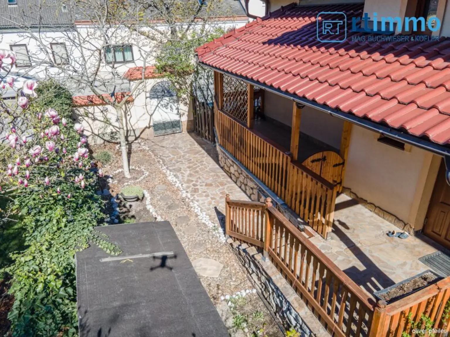 IHR FAMILIENDOMIZIL: KLIMATISIERTE GERÄUMIGE STADTVILLA MIT SCHÖNEM GARTEN, NEBENGEBÄUDEN UND SPIELPLATZ