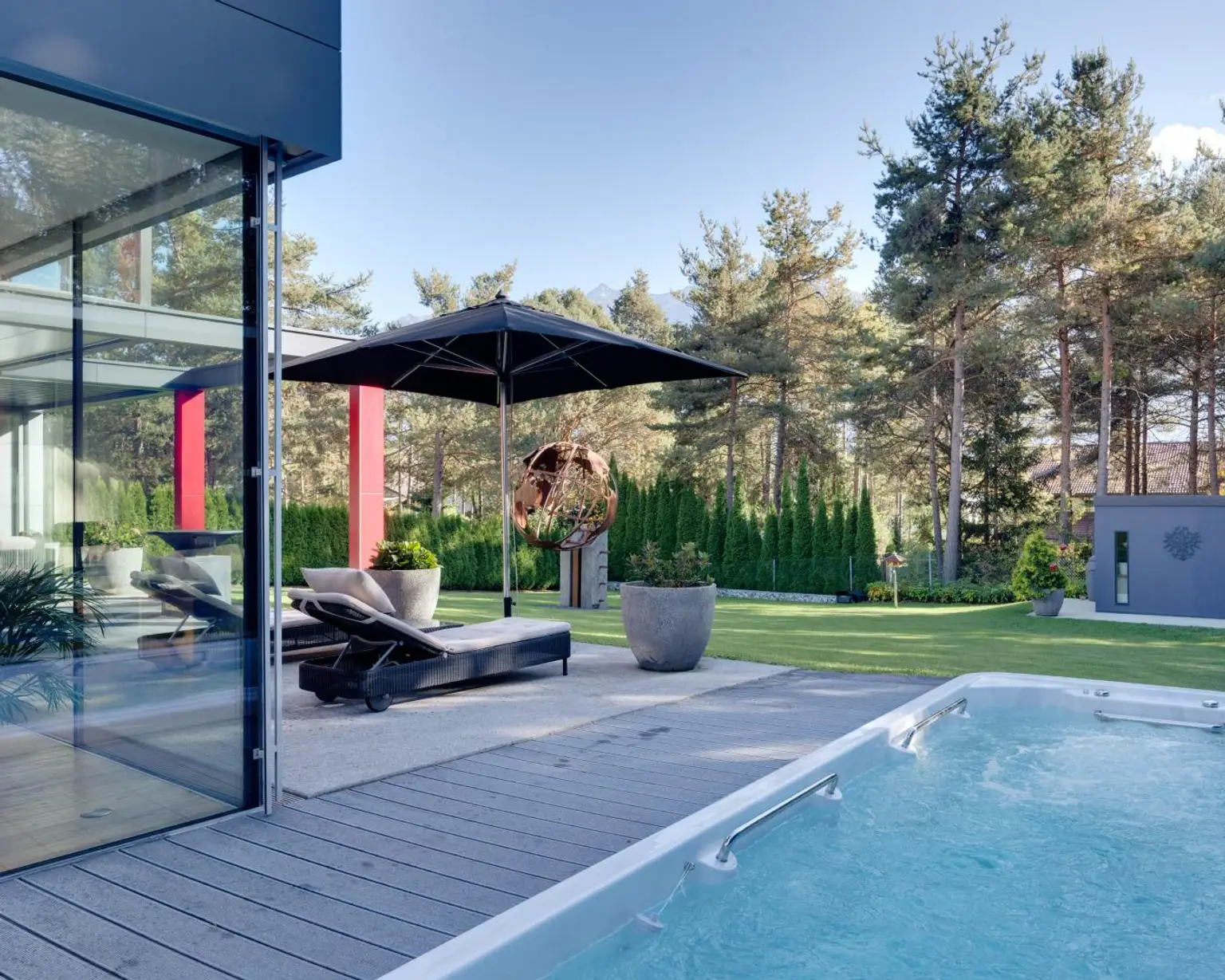 Blick vom Pool in den Garten