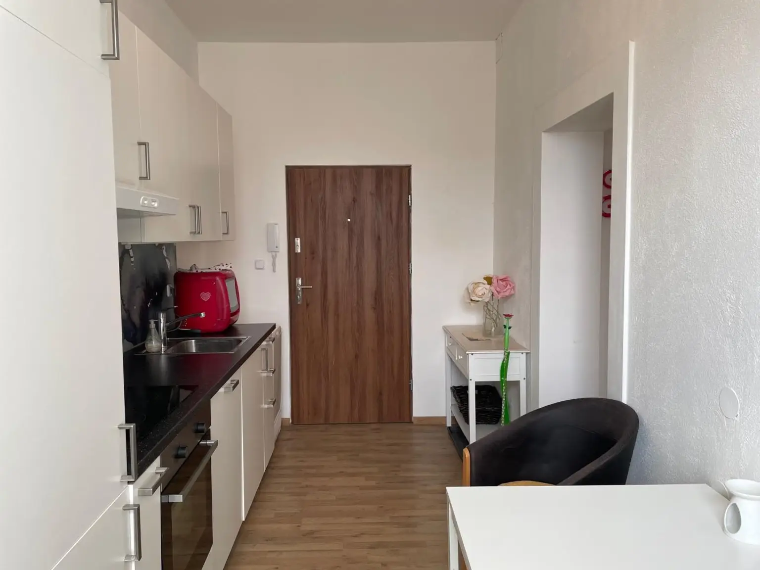 Wohnung mit Balkon und Abstellplatz, an der Hauptstrasse, 2 Zimmer + Küche