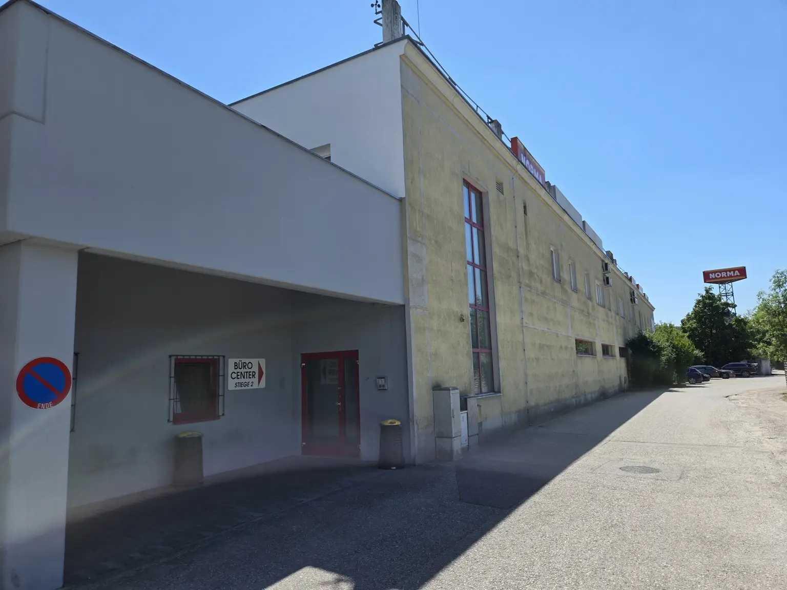 Außenansicht - Gebäude mit Zugang (Nord-Ost) zum Büro T.2.17