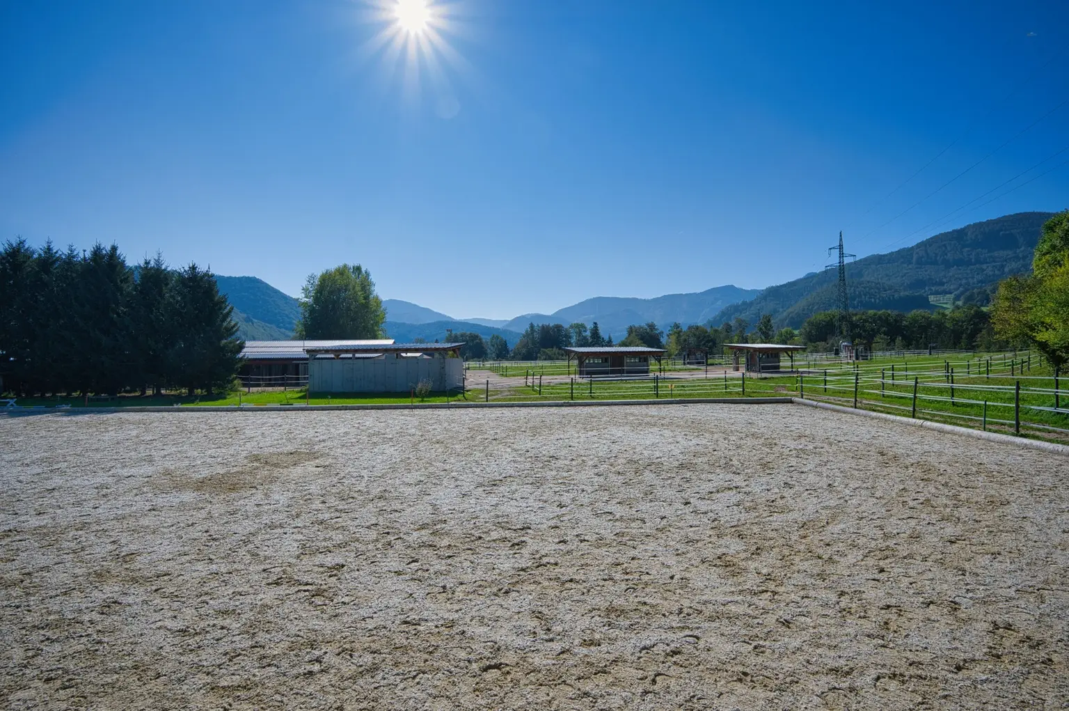 Reiterhof. Vierkanter. Wirtshaus. Zimmervermietung. Wohnungen. Natur.