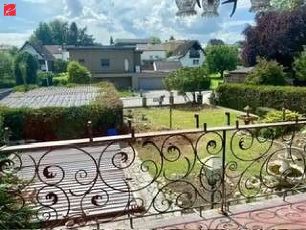 Großzügiges Familienhaus mit Pool und Garten in Toplage
