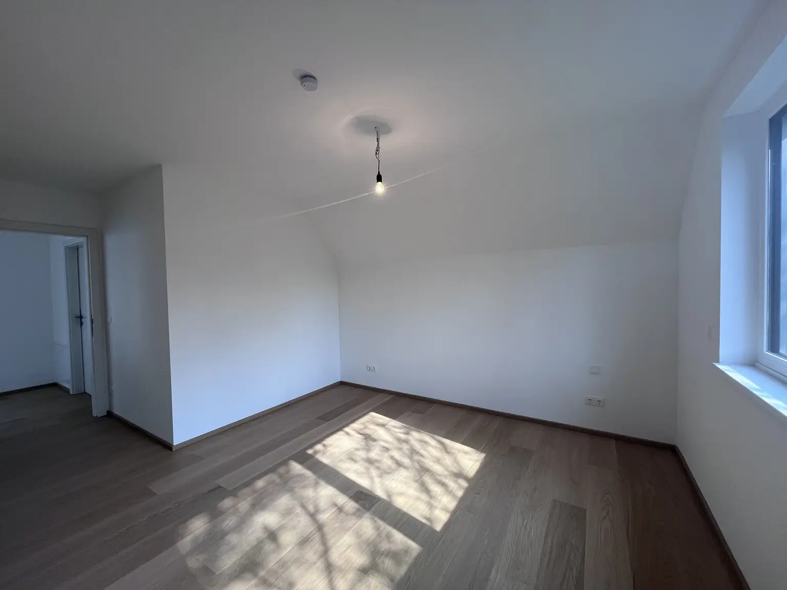 Erstbezug !!! Traumhafte Doppelhaushälfte -  mit 5 Zimmern, Garten, Wohnkeller und Stellplätzen!