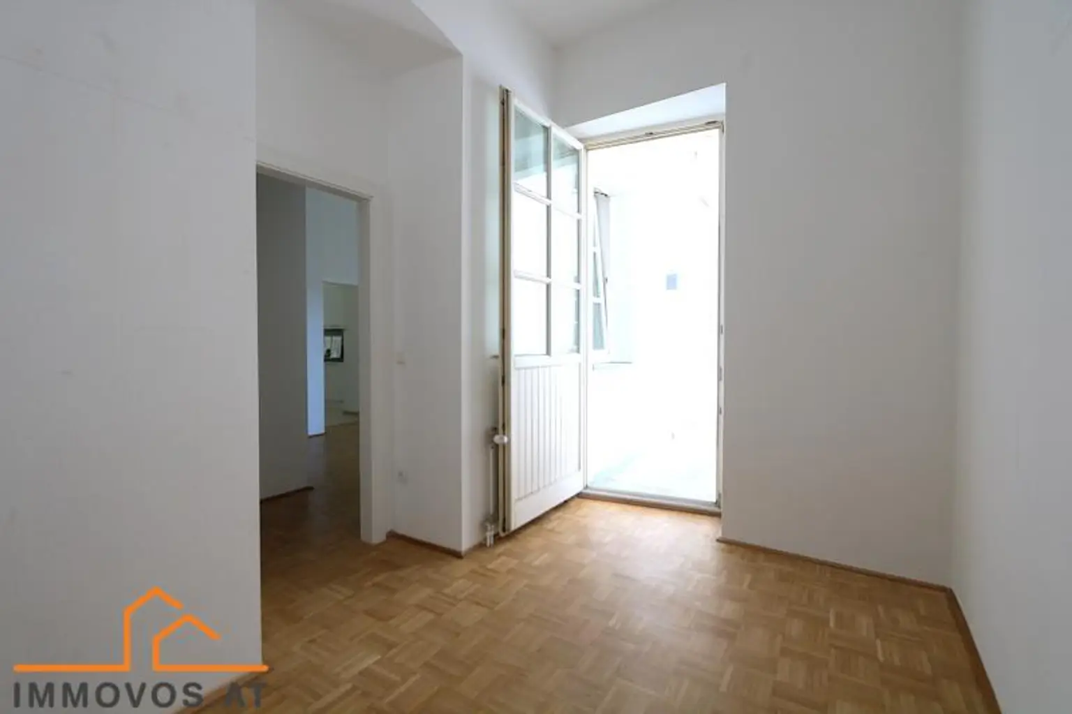 Gelegenheit: 4-Zimmer-Altbau MIT  Balkon an der Grenze 7./8 im 2. Lift-Stock