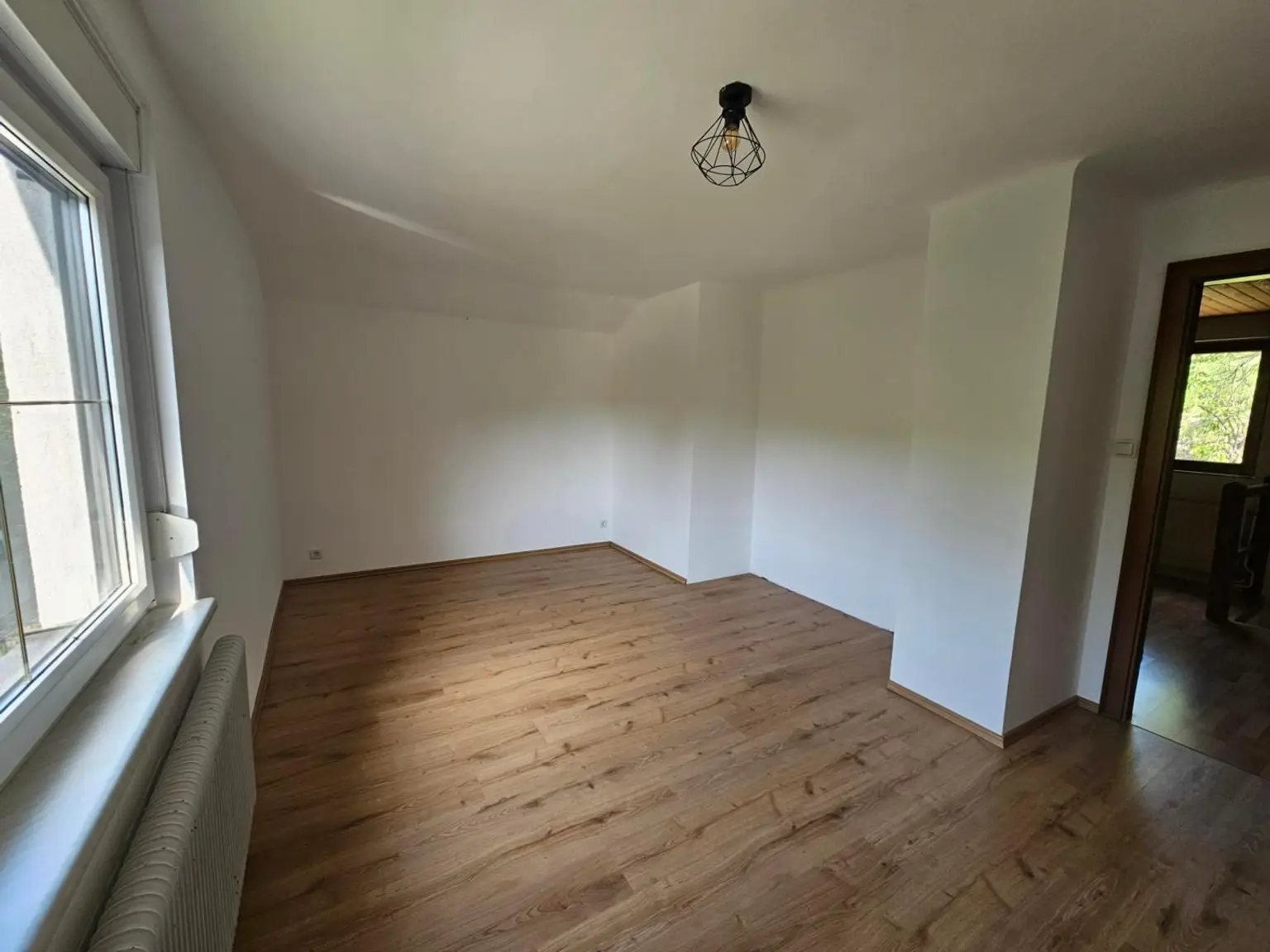SOLIDES WOHNHAUS MIT NEBENGEBÄUDE