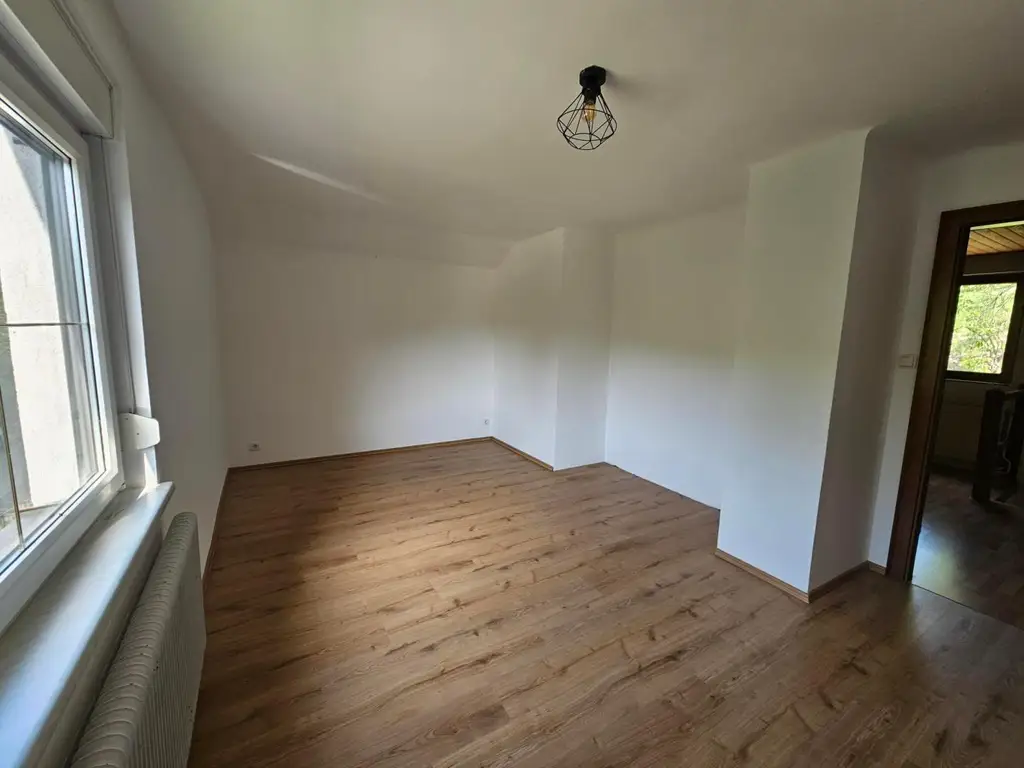 SOLIDES WOHNHAUS MIT NEBENGEBÄUDE