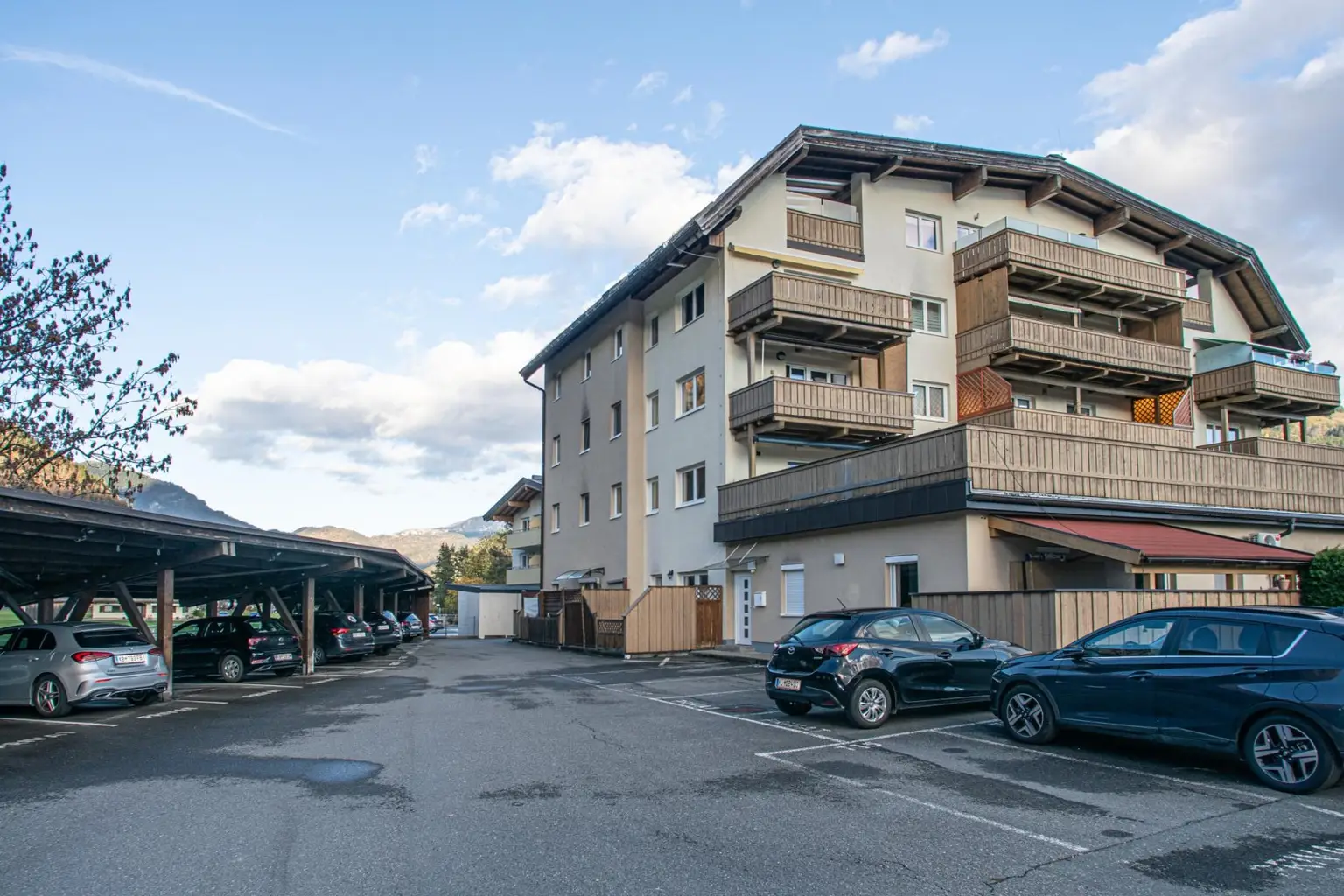 Hausansicht - EG Wohnung mit Terrasse