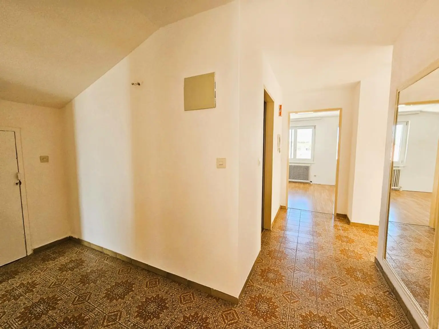 Helle 3-Zimmer-Mietwohnung in zentraler Lage von Pinsdorf mit Balkon & Gebirgsblick
