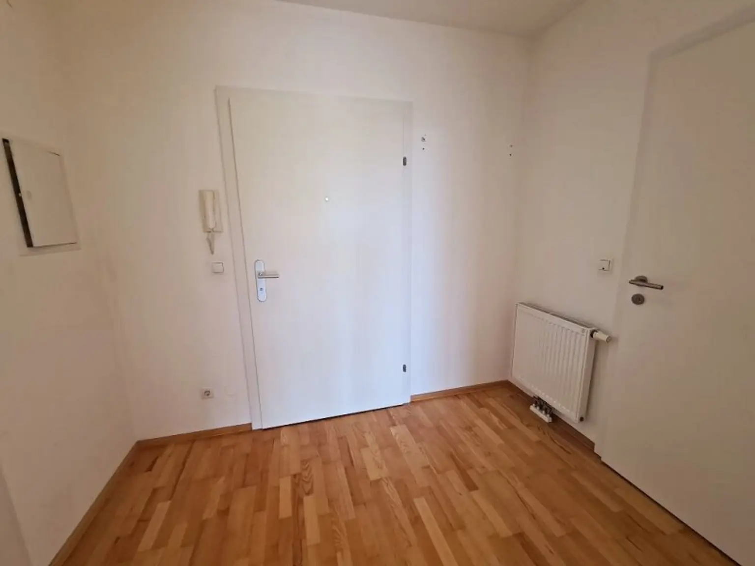 INNSTRASSE, FERNBLICK, unbefristete 97 m2 Dachgeschoß-Maisonette mit Loggia, 2 Zimmer, Komplettküche, Wannenbad, Parketten, gefördert