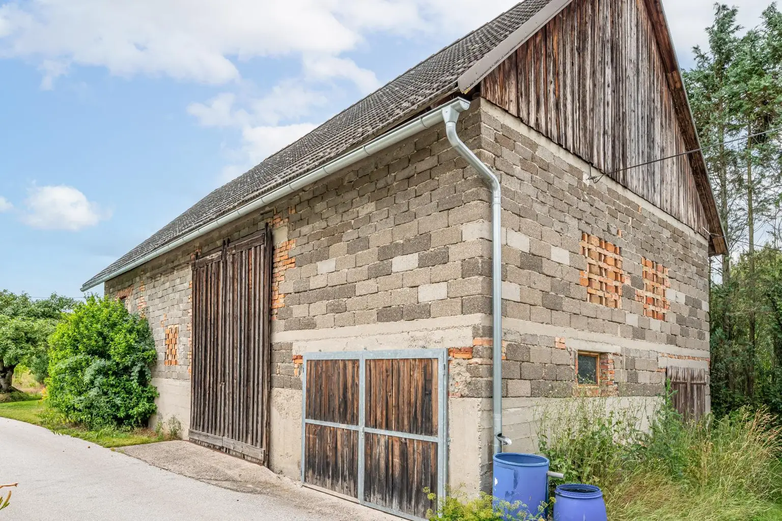 Einfamilienhaus mit Nebengebäuden und großem Grundstück Nähe Enns