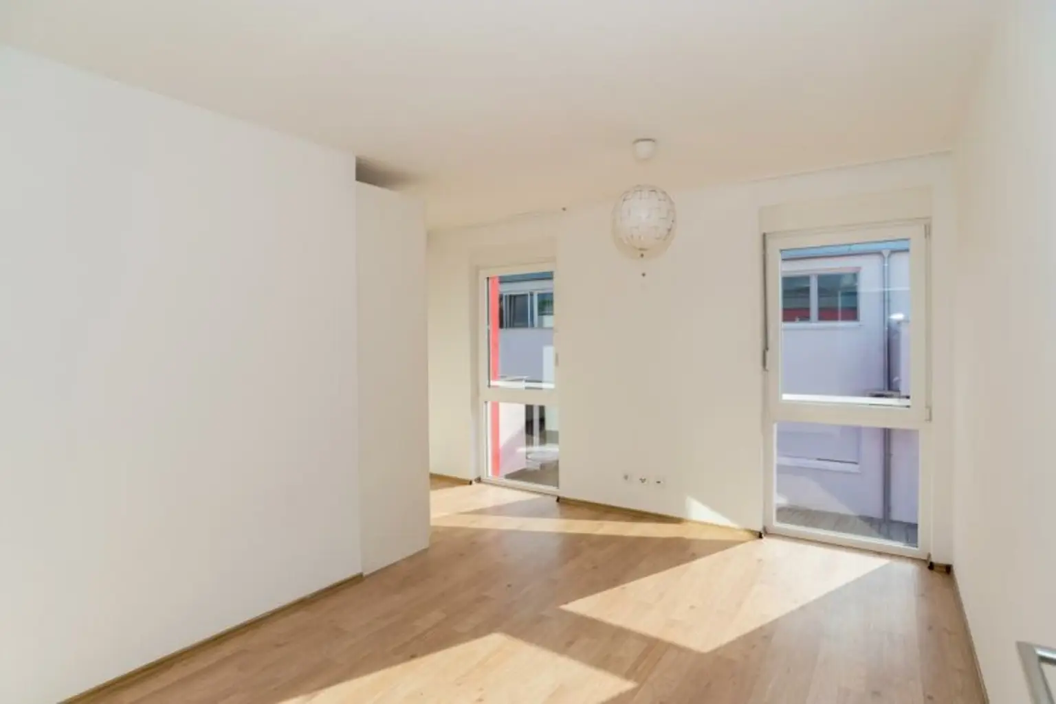 Schöne 3 Zimmerwohnung mit Balkon und 2 PKW Stellplätzen