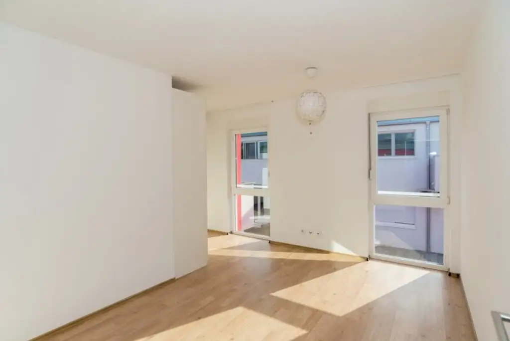 Schöne 3 Zimmerwohnung mit Balkon und 2 PKW Stellplätzen