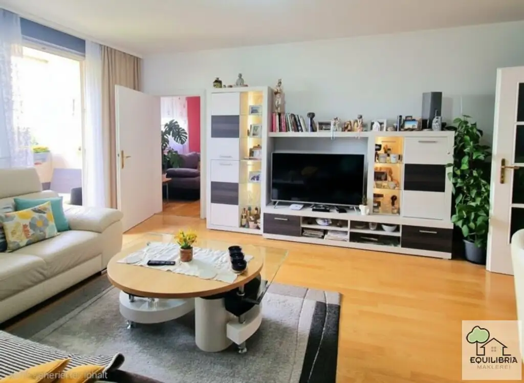HELLE 3-ZIMMER-WOHNUNG (77m²) MIT LOGGIA UND FERNBLICK