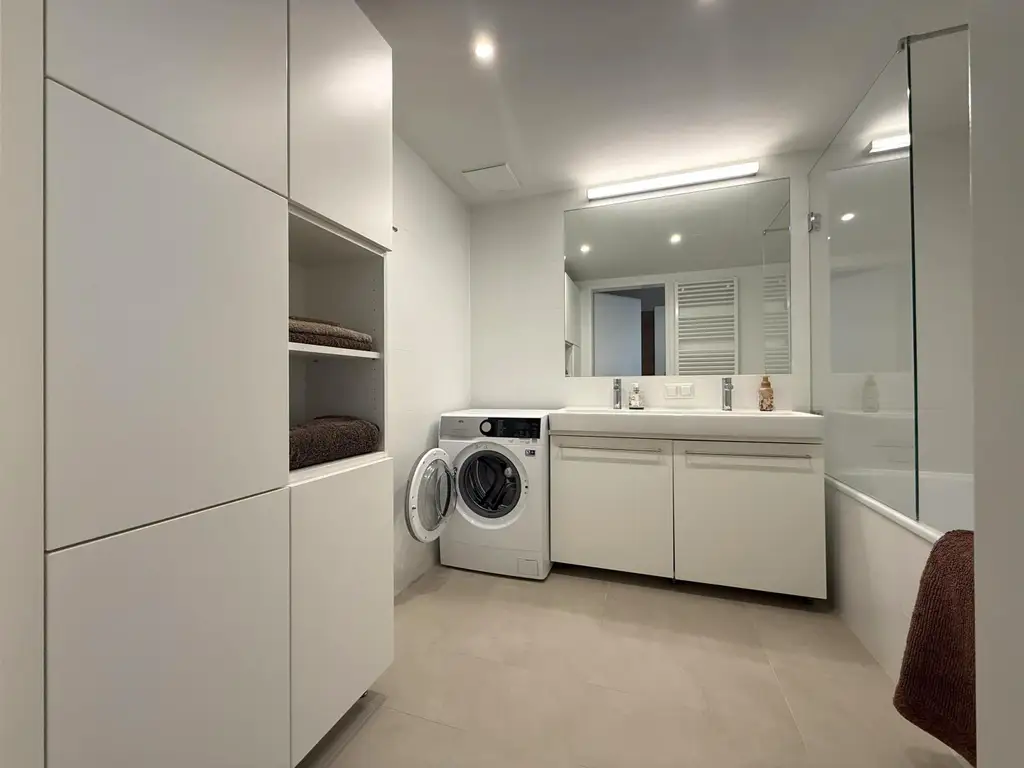 Exklusiv und komplett möblierte 3-Zimmer-Terrassenwohnung für gehob. Ansprüche // Excl. and fully furnished 3-room terr. apt for discerning tastes //