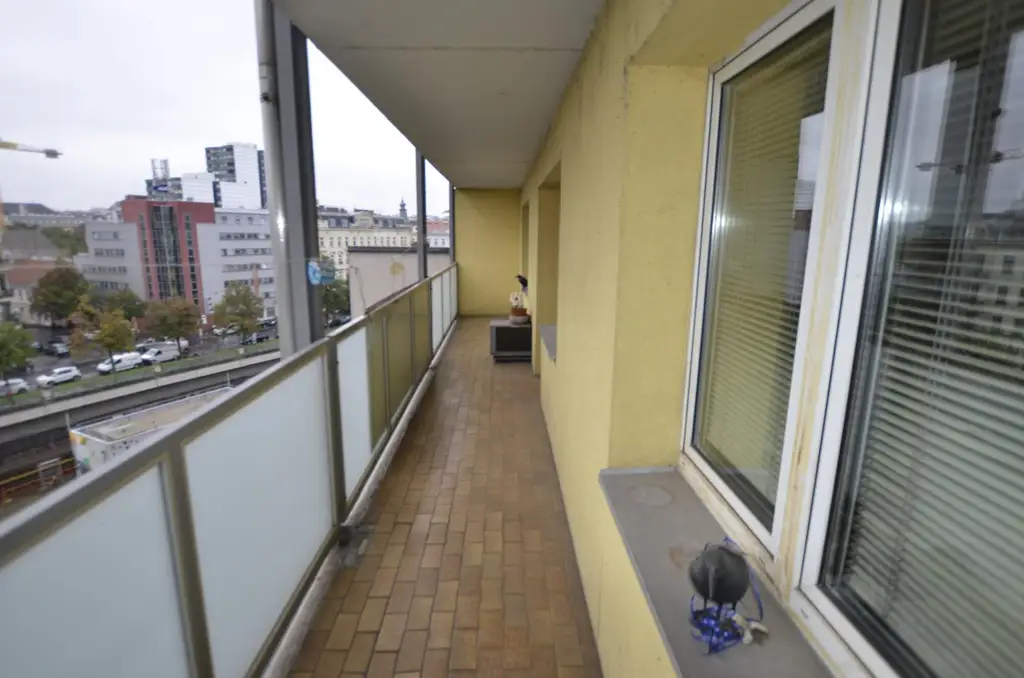 Sanierungsbedürftige 2-Zimmer Wohnung mit sonniger Loggia