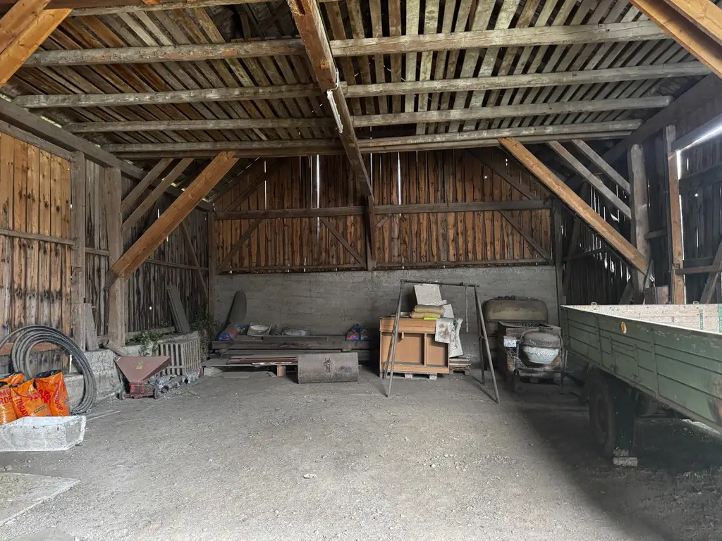 Ehemaliger Bauernhof mit Wohnhaus, Innenhof & Nebengebäuden & Pferdeoption