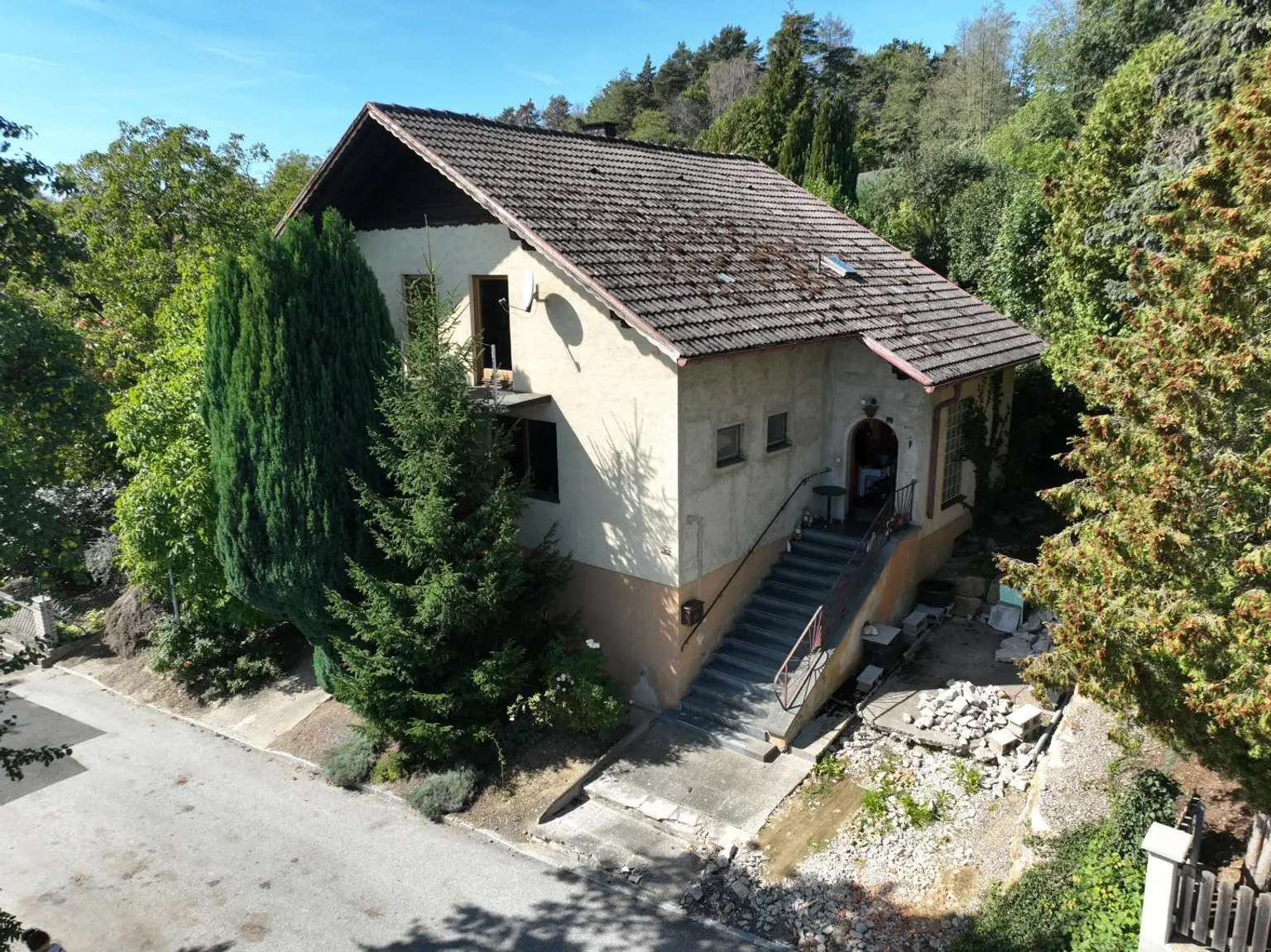 Wohnhaus in schöner Aussichtslage